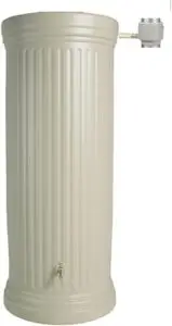 Récupérateur d'eau de pluie Garantia de 1000 litres, de forme ronde imitant une colonne romaine couleur sable.