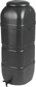 Récupérateur d'eau de pluie vertical et économe de Strata Products Ltd de 100 litres. De couleur verte, ce récupérateur est conçu pour occuper un minimum d'espace, avec une forme ronde et une taille compacte de 94 cm de hauteur et 35 cm de diamètre. Il est doté d'un robinet noir situé en bas pour un accès facile à l'eau collectée. Le design est simple et fonctionnel, adapté pour s'intégrer discrètement dans les petits jardins ou patios. Le récupérateur est fabriqué à partir de plastique durable et résistant aux conditions extérieures.