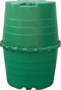 Récupérateur d'eau de pluie vert de 1300 litres de la marque Garantia, inclus avec accessoires pour une installation simple et rapide, idéal pour une utilisation éco-responsable dans le jardin.